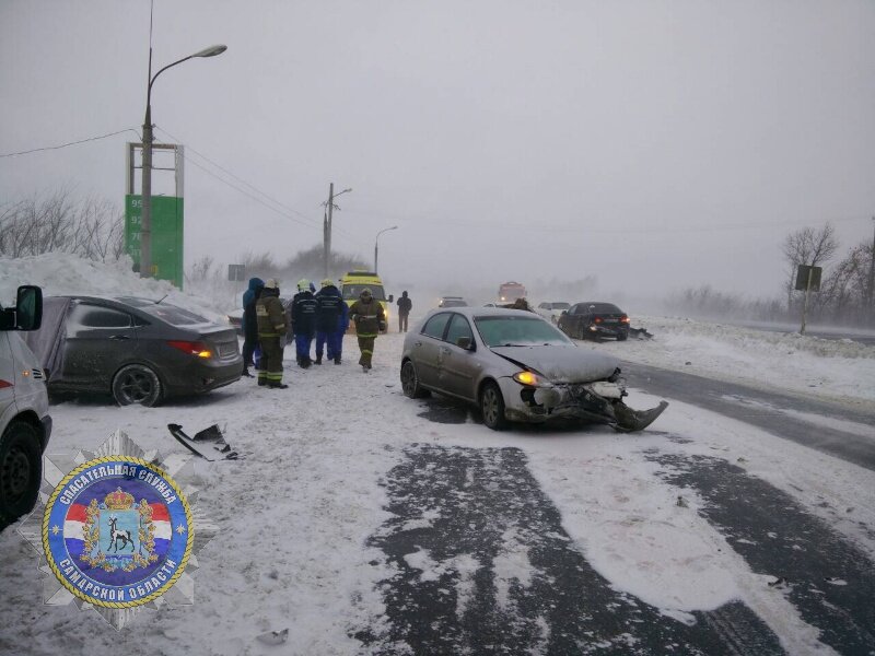 В Самарской области случилось массовое ДТП: столкнулись 6 легковых авто